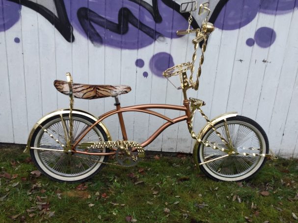 Goldfarbener Cruiser mit einzigartigem Design und großem, geschwungenem Rahmen.