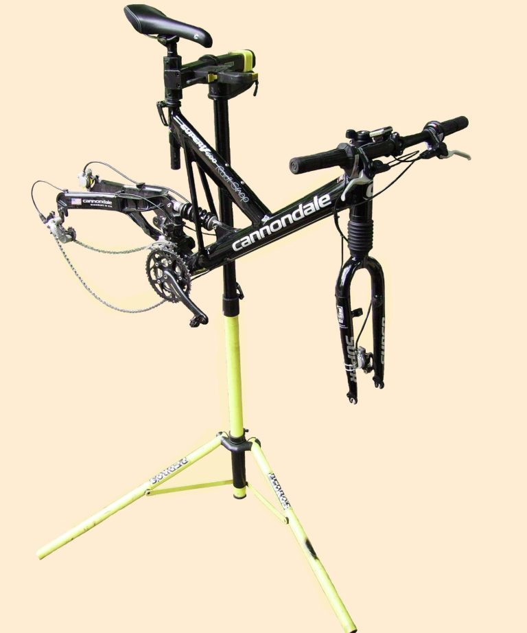 fahrrad am montageständer yur reparatur am fahrradverleih am goetheturm Fahrrad in einer Werkstatt, montiert auf einem Ständer zur Wartung.